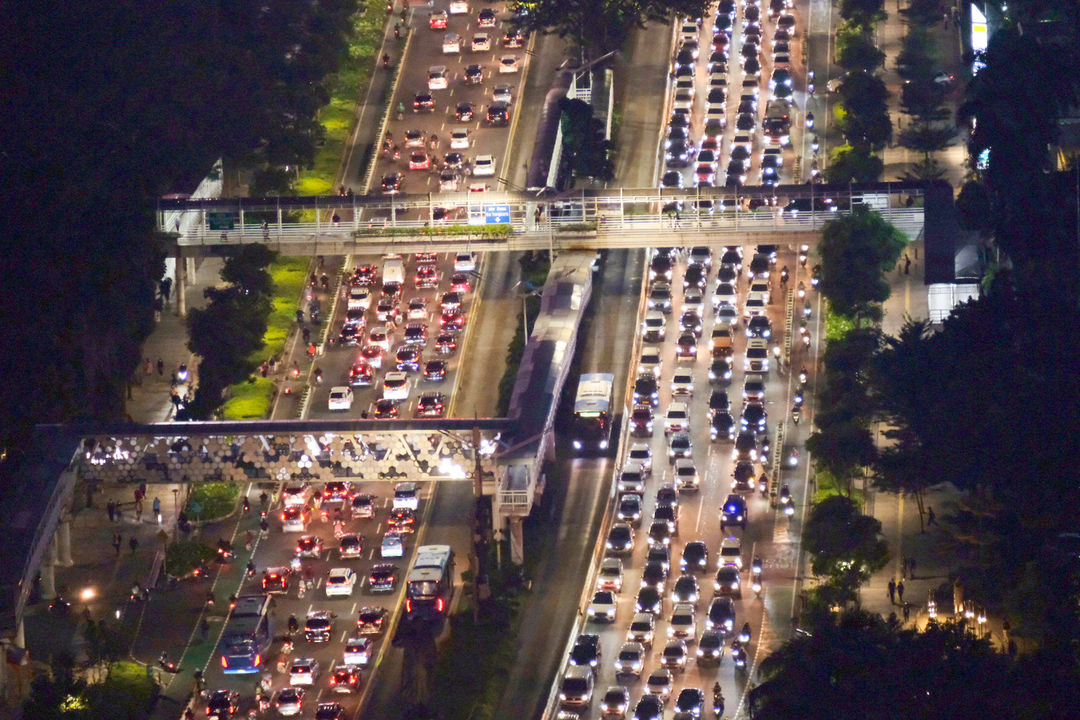 Tanpak kendaraan terjebak kemacetan di ruas jalan Sudirman, Jakarta. Foto: Ismail Pohan/TrenAsia