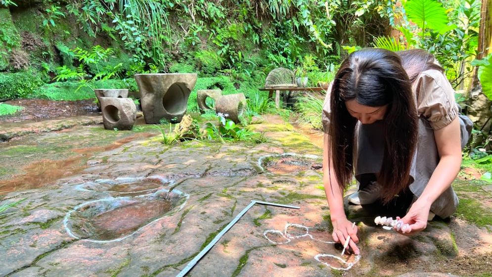 Jejak kaki dua ekor dinosaurus dari zaman kapur ditemukan di dalam sebuah restoran di China.