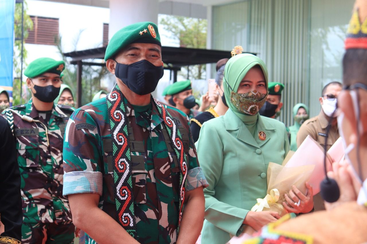 Resmi Bertugas, Mayjen TNI Tri Budi Utomo Disambut Tradisi Tepung Tawar