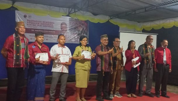 Reses di SMK Tiara Nusa Borong, Matim, AHP Serahkan SK Beasiswa PIP