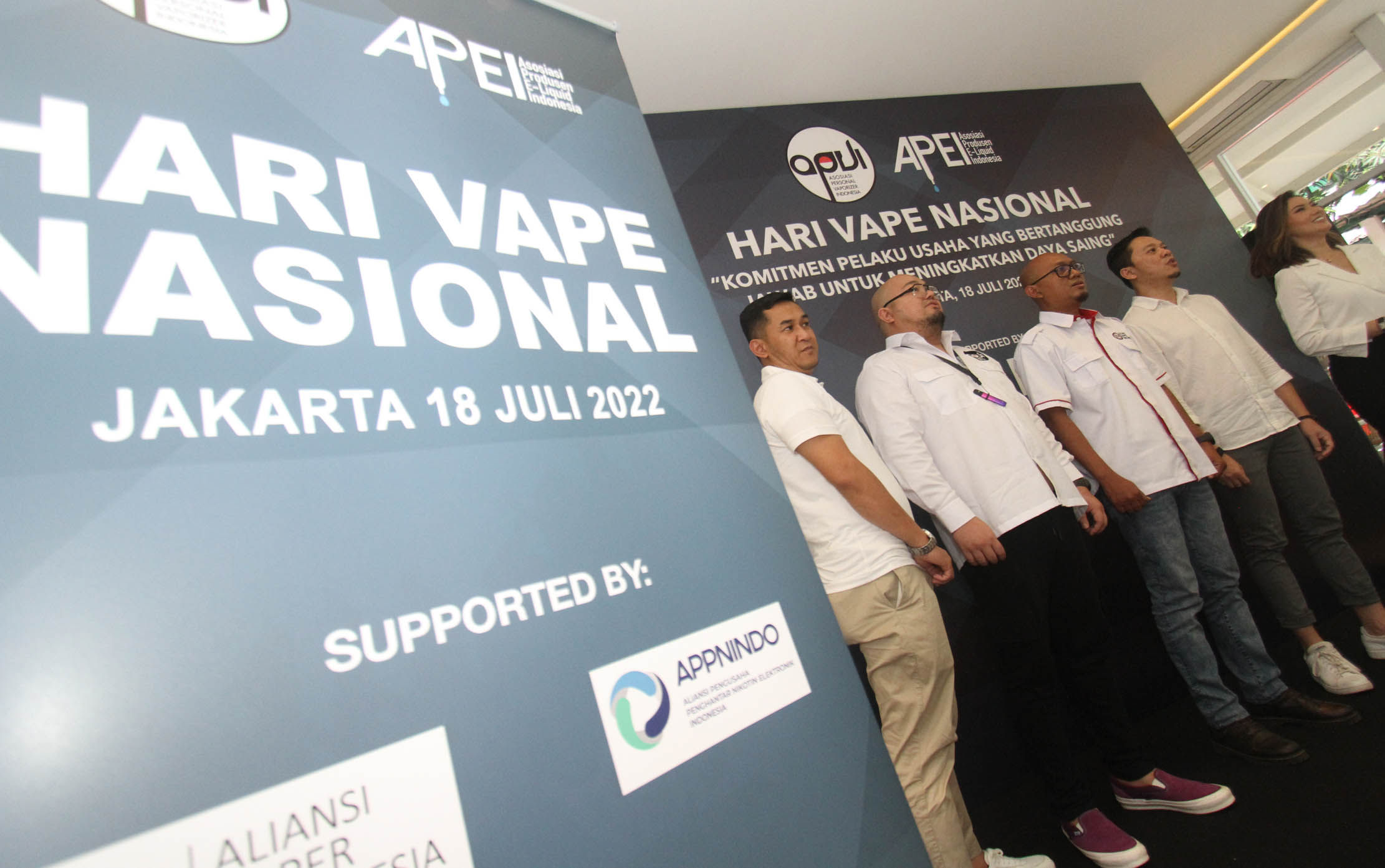 Ketua Asosiasi Vaper Indonesia (AVI) Johan Sumantri (paling kiri), Ketua Asosiasi Produsen E-Liquid Indonesia (APEI) Daniel B. Purwanto (kedua dari kiri), Ketua Umum Asosiasi Personal Vaporizer Indonesia (APVI) Aryo Andrianto (kedua dari kanan), dan Ketua Aliansi Pengusaha Penghantar Nikotin Elektronik Indonesia (APPNINDO) Roy Lefrans (paling kanan) berfoto bersama usai menandatangani Pakta Integritas yang merupakan komitmen bersama antara asosiasi-asosiasi produsen dan konsumen vape yang ada di Indonesia pada Hari Vape Nasional di Jakarta, Senin (18/7). Foto : Panji Asmoro/TrenAsia
