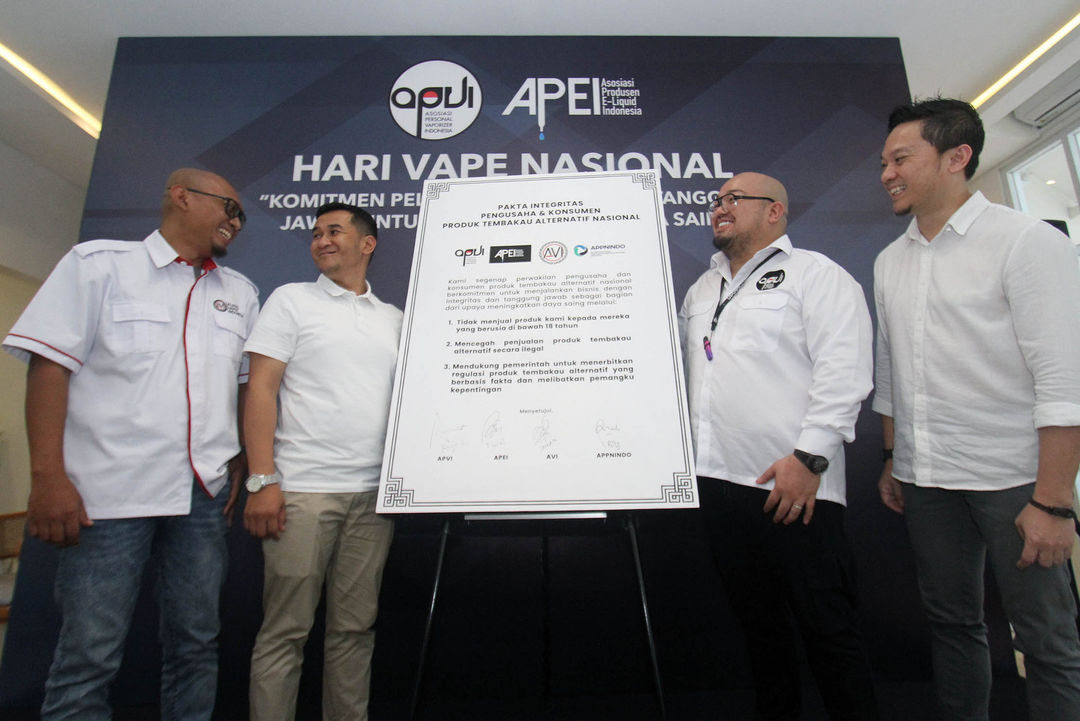 Ketua Asosiasi Vaper Indonesia (AVI) Johan Sumantri (paling kiri), Ketua Asosiasi Produsen E-Liquid Indonesia (APEI) Daniel B. Purwanto (kedua dari kiri), Ketua Umum Asosiasi Personal Vaporizer Indonesia (APVI) Aryo Andrianto (kedua dari kanan), dan Ketua Aliansi Pengusaha Penghantar Nikotin Elektronik Indonesia (APPNINDO) Roy Lefrans (paling kanan) berfoto bersama usai menandatangani Pakta Integritas yang merupakan komitmen bersama antara asosiasi-asosiasi produsen dan konsumen vape yang ada di Indonesia pada Hari Vape Nasional di Jakarta, Senin 18 Juli 2022. Foto : Panji Asmoro/TrenAsia
