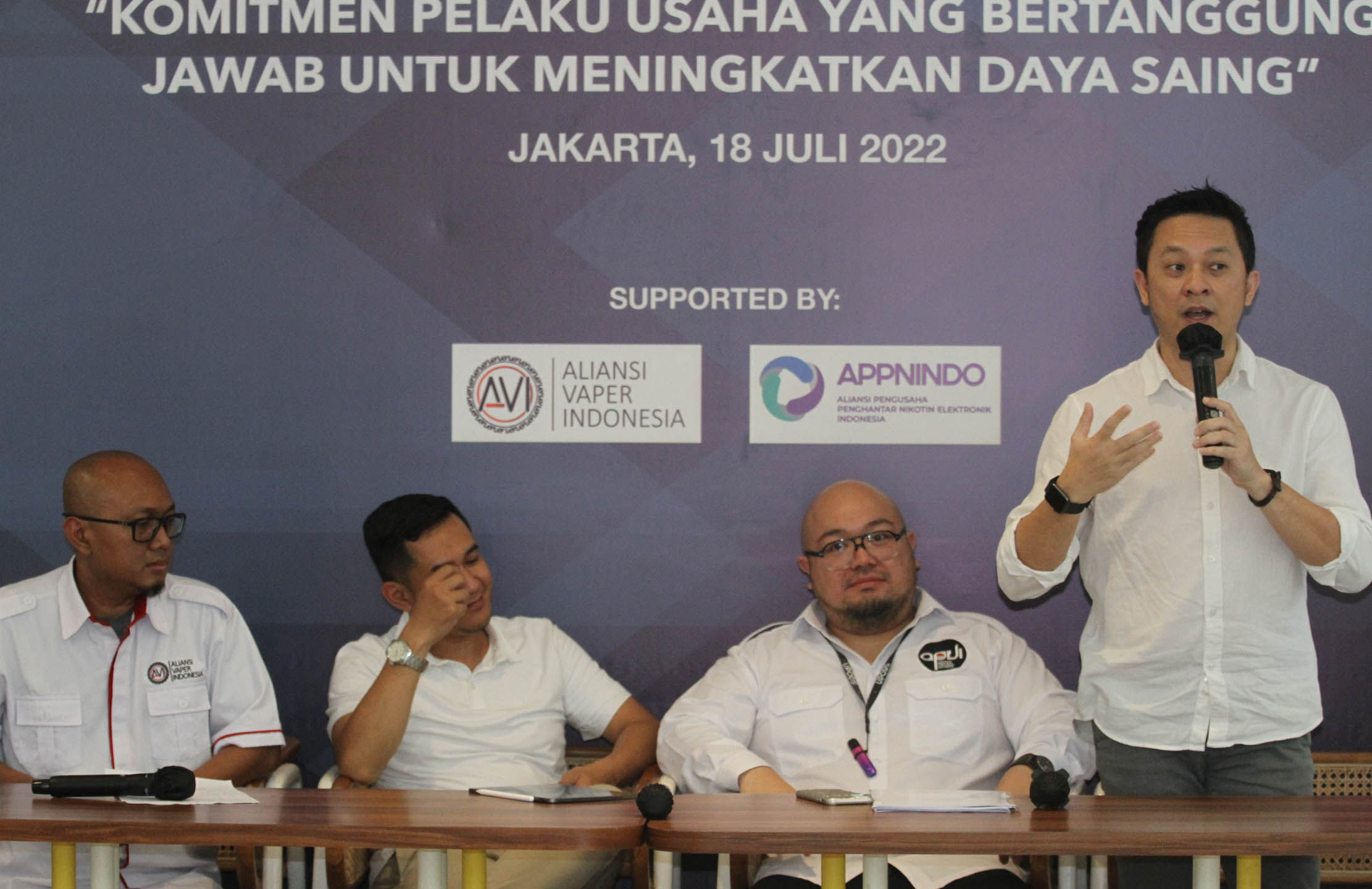 Ketua Asosiasi Vaper Indonesia (AVI) Johan Sumantri, Ketua Asosiasi Produsen E-Liquid Indonesia (APEI) Daniel B. Purwanto , Ketua Umum Asosiasi Personal Vaporizer Indonesia (APVI) Aryo Andrianto dan Ketua Aliansi Pengusaha Penghantar Nikotin Elektronik Indonesia (APPNINDO) Roy Lefrans  berfoto bersama usai menandatangani Pakta Integritas yang merupakan komitmen bersama antara asosiasi-asosiasi produsen dan konsumen vape yang ada di Indonesia pada Hari Vape Nasional di Jakarta, Senin 18 Juli 2022. Foto : Panji Asmoro/TrenAsia