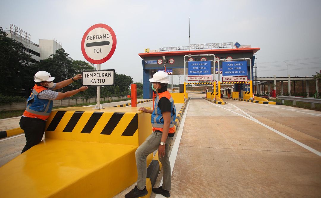 Nampak sejumlah pekerja dan calon petugas lapangan tengah melakukan persiapan akhir untuk memulai pengoperasian ruas Tol Serpong - Balaraja Seksi 1A, Rabu 20 Juli 2022. Foto : Panji Asmoro/TrenAsia