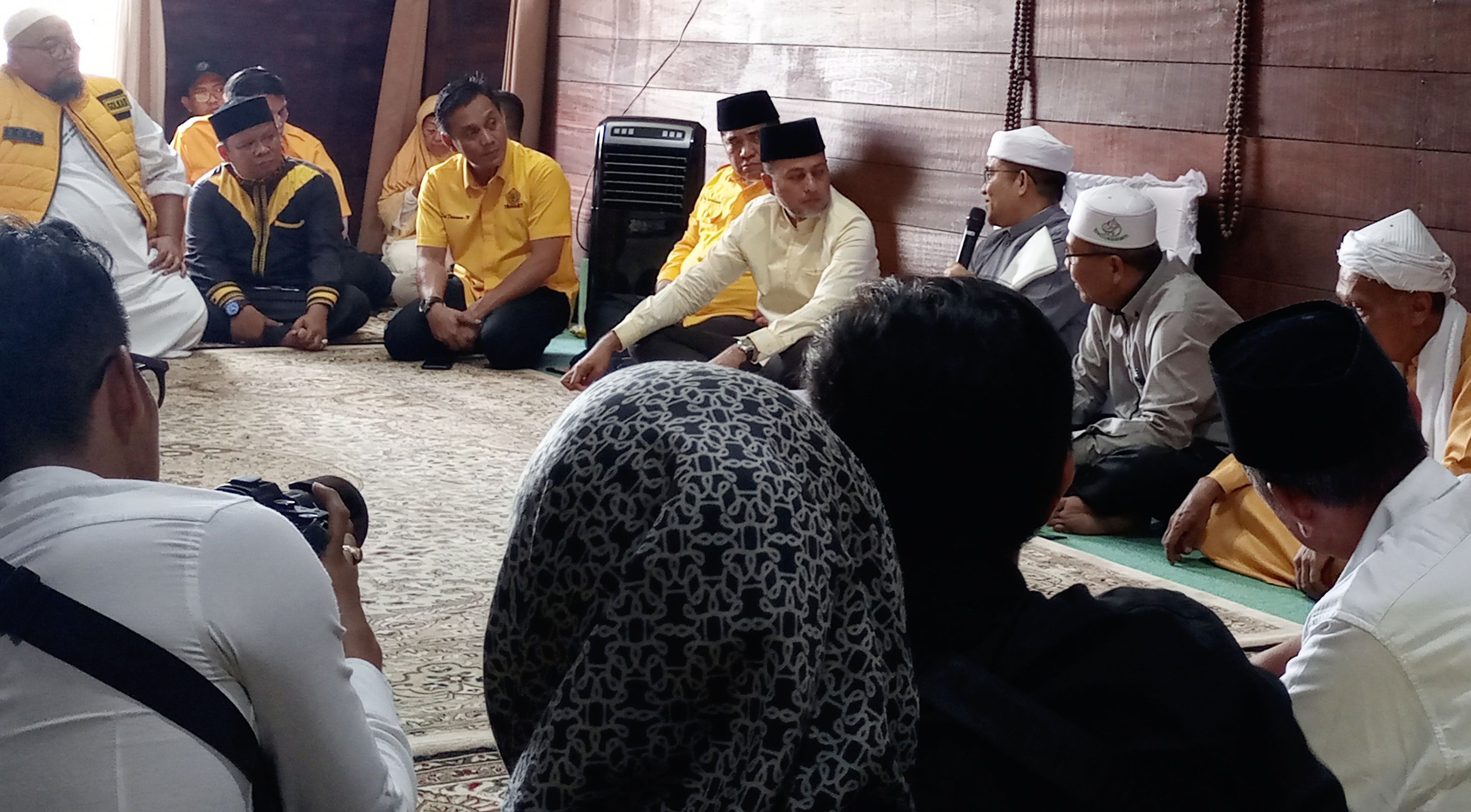Ketua DPD Partai Golkar Sumut Musa Rajekshah berbincang dengan Tuan Guru Thariqat Naqsabandi Syekh Zikmal Fuad