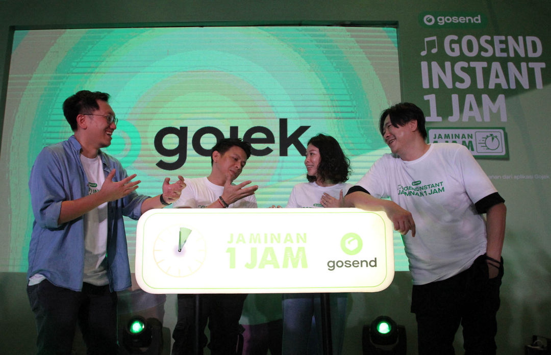 Dari ki-ka : Head of Logistics Gojek, Steven Halim - GoSend Ambassador, Ariel NOAH -  Head of Marketing Logistics Gojek, Marsela Renata - Creative Director of Creative Labs Gojek, Bahari Ck  berbincang saat Remake Video "Ada Apa Denganmu" Jadi Strategi Ampuh GoSend Instant Jaminan 1 Jam Gaet Pengguna, di Jakarta, Kamis 21 Juli 2022. Foto : Panji Asmoro/TrenAsia