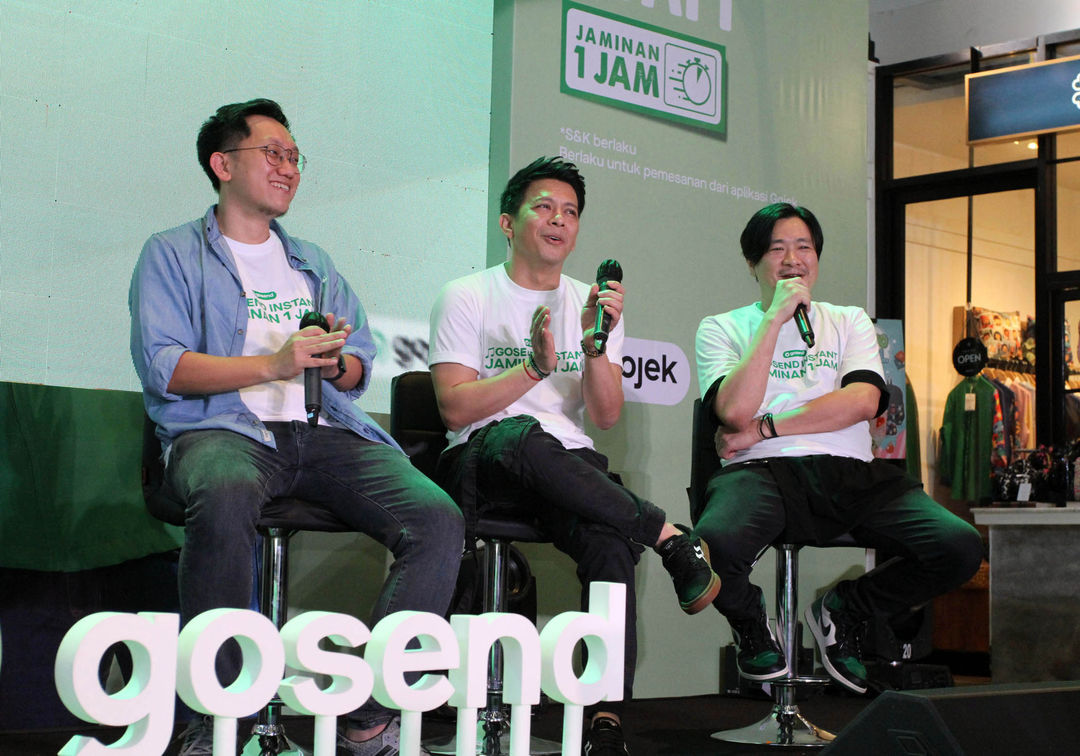 Dari ki-ka : Head of Logistics Gojek, Steven Halim - GoSend Ambassador, Ariel NOAH - Creative Director of Creative Labs Gojek, Bahari Ck  berbincang saat Remake Video "Ada Apa Denganmu" Jadi Strategi Ampuh GoSend Instant Jaminan 1 Jam Gaet Pengguna, di Jakarta, Kamis 21 Juli 2022. Foto : Panji Asmoro/TrenAsia