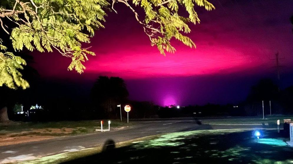 Cahaya aneh di langit Australia yang ternyata berasal dari kebun ganja sempat membuat warga mengira kiamat telah tiba.