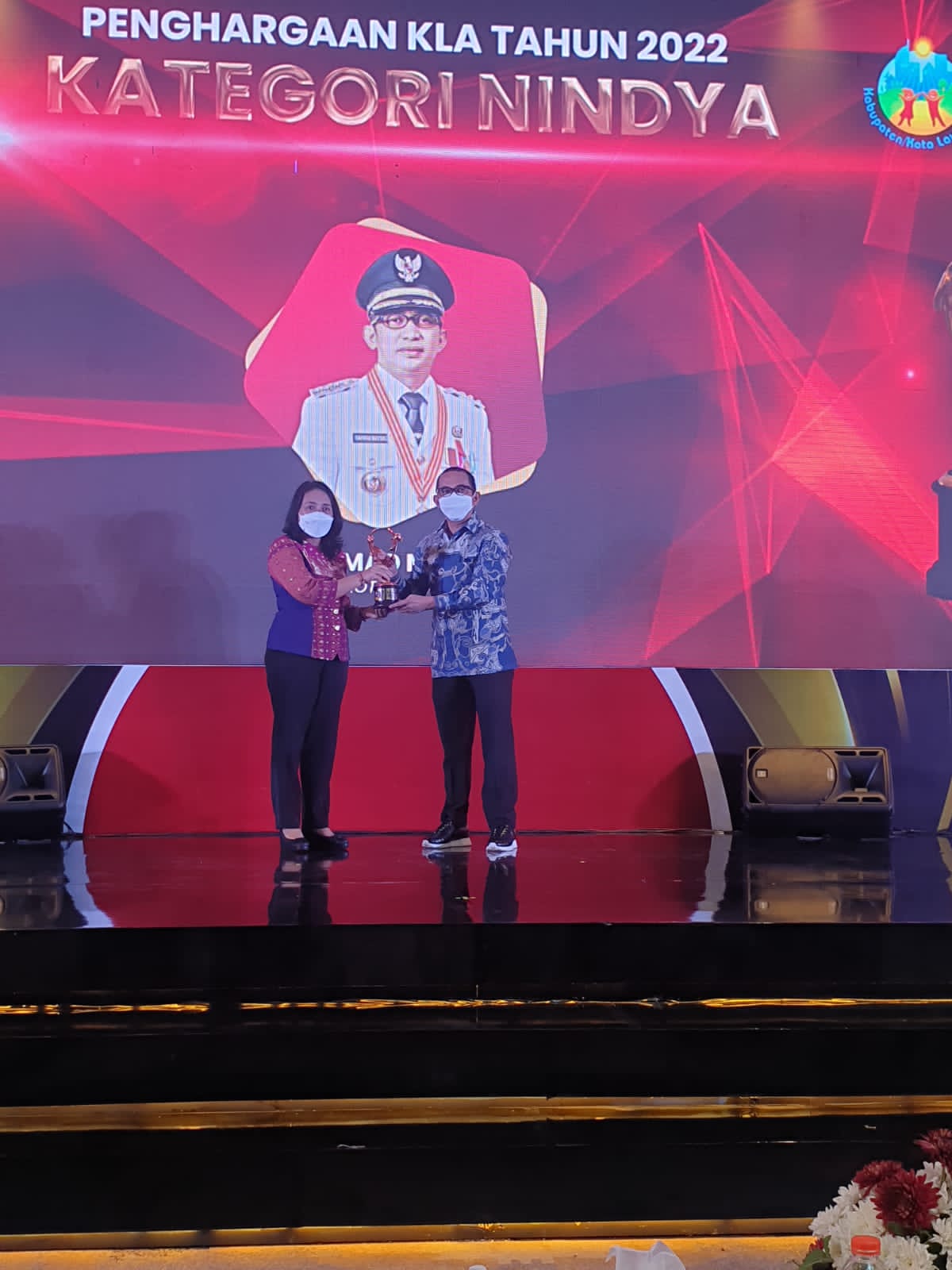 Menteri Pemberdayaan Perempuan Perlindungan Anak (PPPA) I Gusti Ayu Bintang menyerahkan apresiasi penghargaan kepada Wali Kota Balikpapan Rahmad Mas’ud yang dilaksanakan di Ballroom Hotel Novotel Bogor, pada Jumat (22/7/2022).