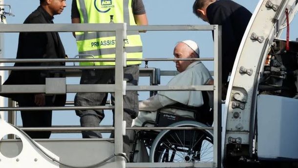 Paus Berangkat ke Kanada, Duduk di Kursi Roda dan Naik Pesawat Pakai Lift Mobil