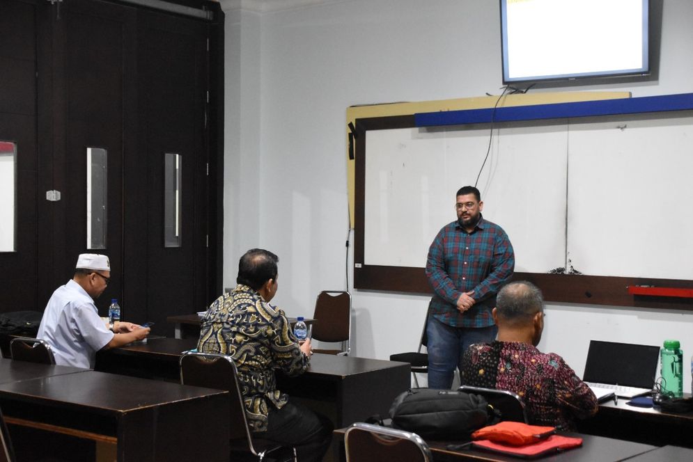 Sunny Wadhwa, mahasiswa asal India berhasil menyelesaikan  Program Magister Manajemen IIB Darmajaya.