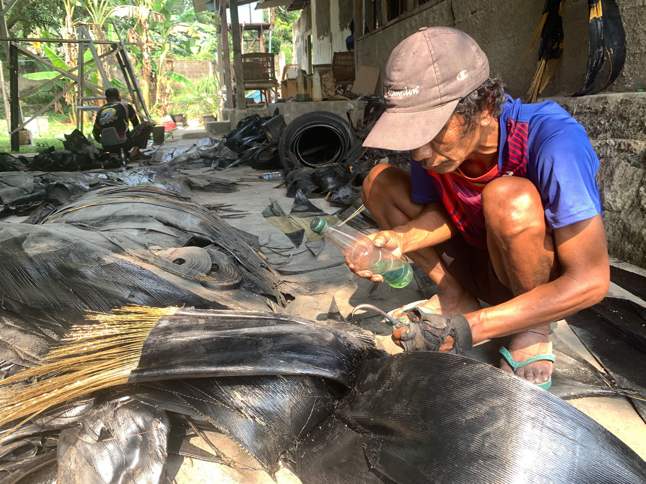 Pekerja nonformal di Balikpapan meneirma bantuan pembiayaan BPJamsostek dari PT Komatsu selama satu tahun. Foto: Ilustrasi pekerja pengolah limbah ban bekas. Foto : Panji Asmoro/TrenAsia