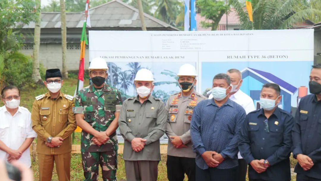 Gubernur Kaltim Isran Noor meresmikan program Rumah Layak Huni di Kota Balikpapan. Foto: Pemkot Balikpapan.