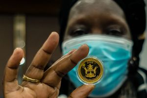 Zimbabwe perkenalkan koin emas untuk menghadapi inflasi.
