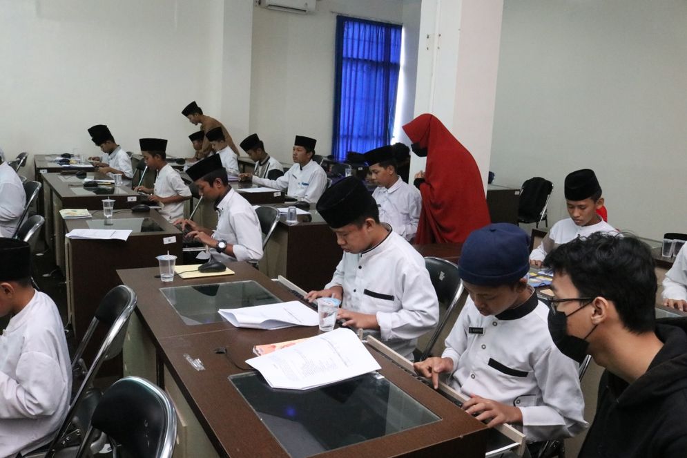 Dosen dan mahasiswa Institut Informatika dan Bisnis (IIB) Darmajaya memberikan pelatihan IT kepada anak-anak Rumah Asuh As Sakinah. 