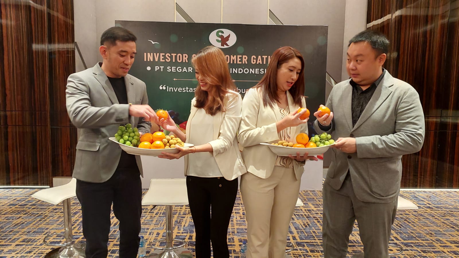 (Dari kiri ke kanan) Tony Soegiarto selaku Direktur,
Renny Lauren selaku Direktur Utama,
Vianita Januarini selaku Direktur PT Segar Kumala Indonesia dan Wilson Sofan - Direktur PT Relience Sekuritas
Indonesia Tbk saat investor gathering di Surabaya, Selasa (26/7/2022).