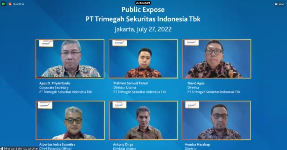 Direktur Utama PT Trimegah Sekuritas Indonesia Tbk (kode saham: TRIM) yang baru Philmon Samuel Tanuri (ketiga kanan) berfoto bersama Direktur Utama Trimegah Sekuritas Indonesia sebelumnya Stephanus Turangan (ketiga kiri) didampingi Komisaris Utama Trimegah Sekuritas Indonesia Edy Sugito (kedua kanan), Chief Financial Officer Trimegah Sekuritas Albertus Indra Sasmitra (kanan), Direktur Trimegah Sekuritas Indonesia David Agus (kedua kiri) dan Direktur Utama PT Trimegah Asset Management Antony Dirga (kiri) usai RUPS Tahunan 2022 yang diselenggarakan secara virtual di Jakarta, Rabu (27/7).