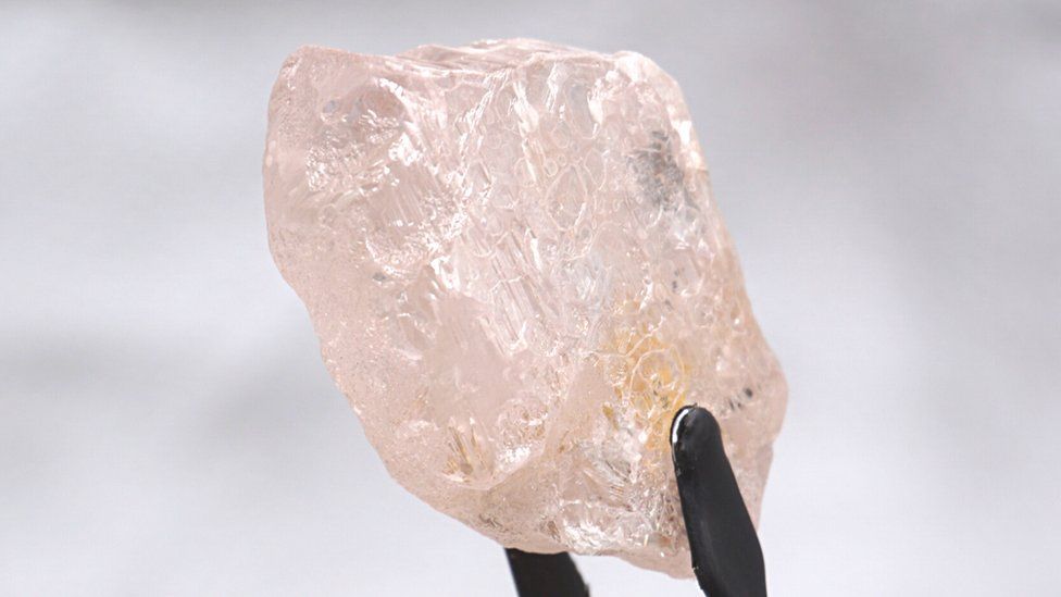 Sebuah berlian merah muda 170 karat dengan berat 34 gram ditemukan di Angola.