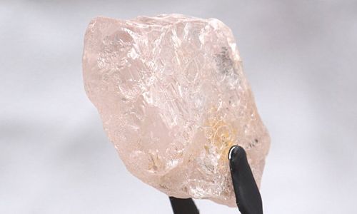 Sebuah berlian merah muda 170 karat dengan berat 34 gram ditemukan di Angola.