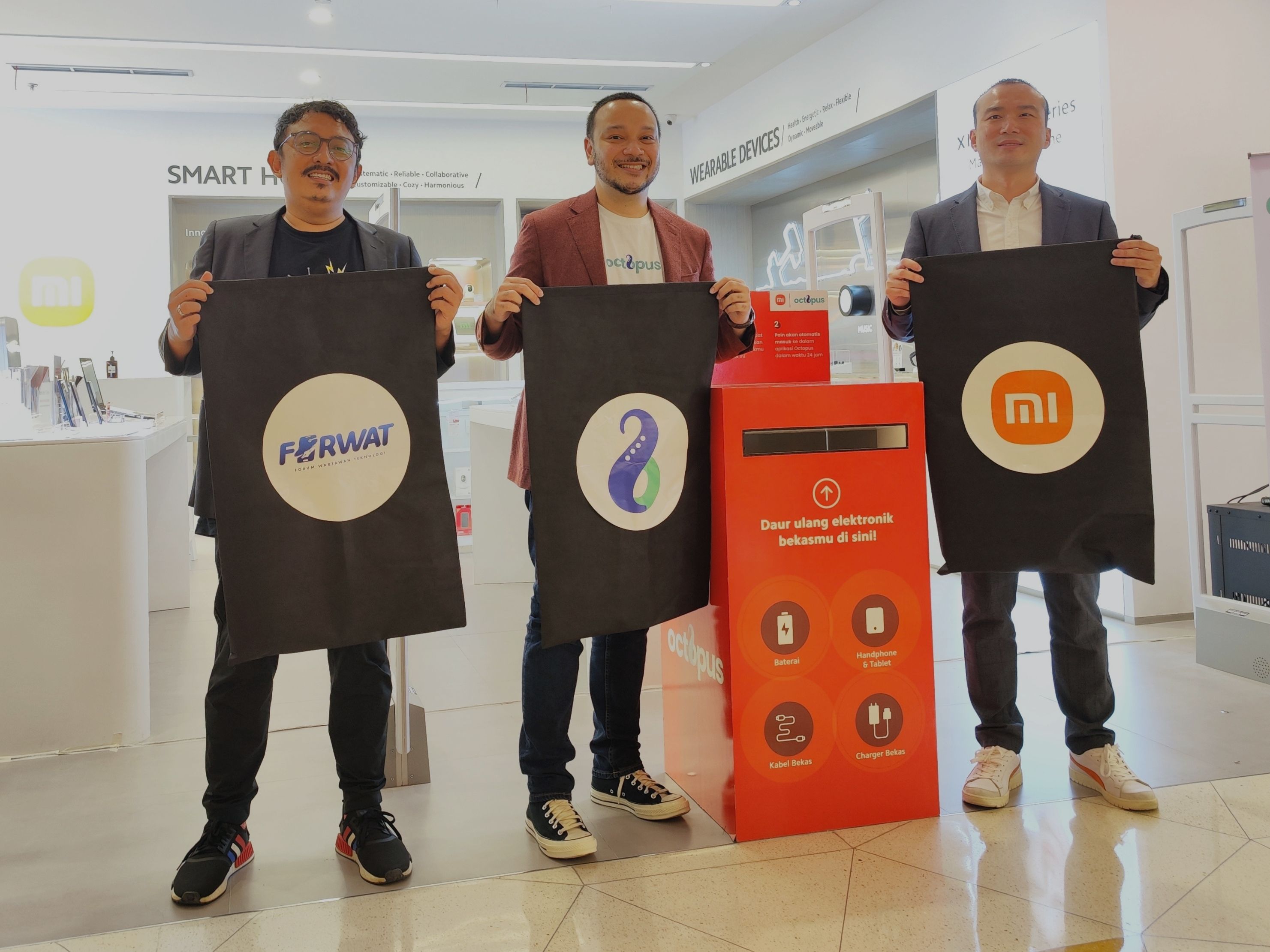 (ki-ka) Ketua Umum FORWAT, Danang Arradian_ CEO Octopus, Moehammad Ichsan_ dan Country Director Xiaomi Indonesia, Wentao Zhao
