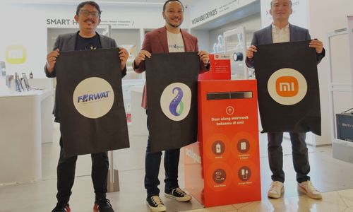 (ki-ka) Ketua Umum FORWAT, Danang Arradian_ CEO Octopus, Moehammad Ichsan_ dan Country Director Xiaomi Indonesia, Wentao Zhao.jpg