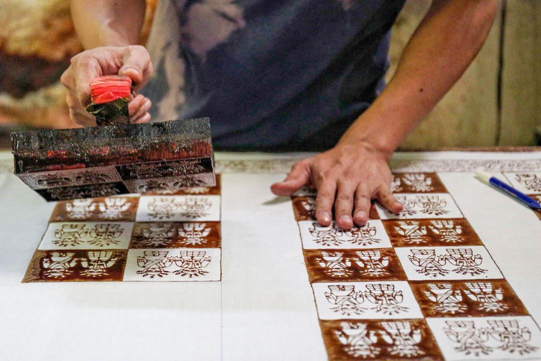 Pekerja menyelesaikan pembuatan batik betawi di industri rumahan kawasan Terogong, Jakarta Selatan, Kamis, 28 Juli 2022. Foto: Ismail Pohan/TrenAsia