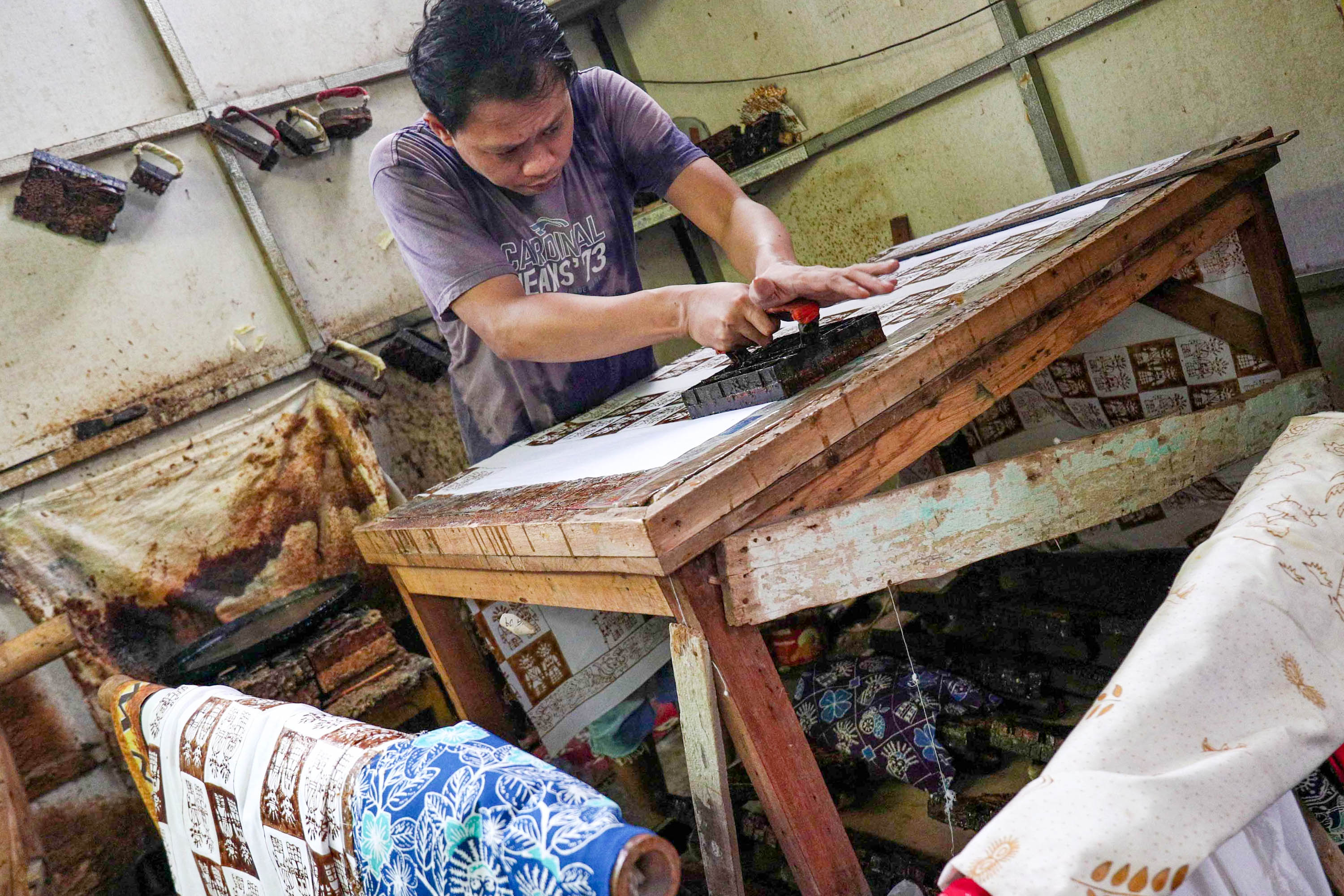 Pekerja menyelesaikan pembuatan batik betawi di industri rumahan kawasan Terogong, Jakarta Selatan, Kamis, 28 Juli 2022. Foto: Ismail Pohan/TrenAsia