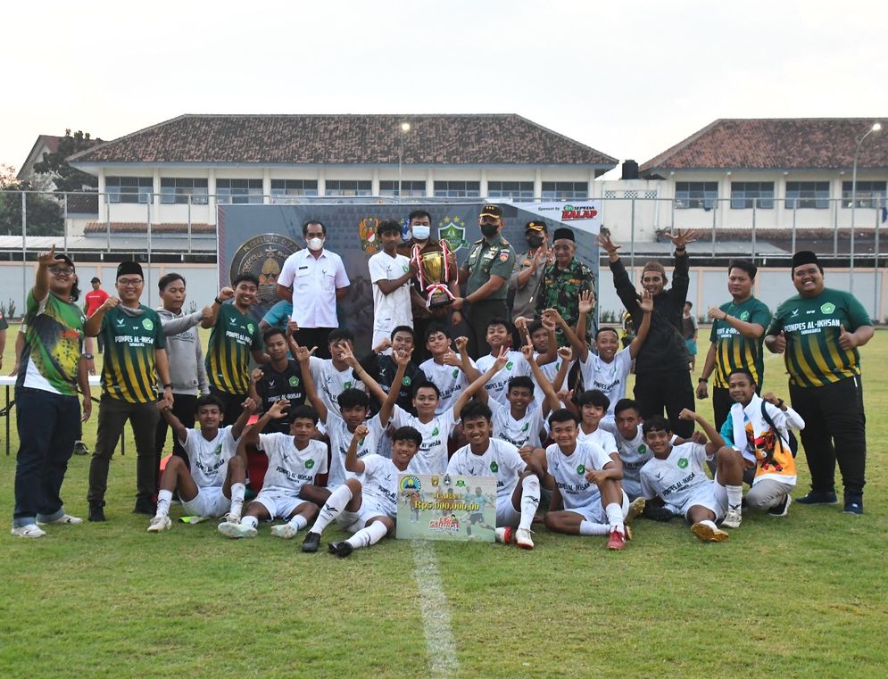 Danrem 074/Warastratama menyerahkan piala pada Ponpes Al Iklas Juara 1 liga santri wakil Kodim Surakarta 