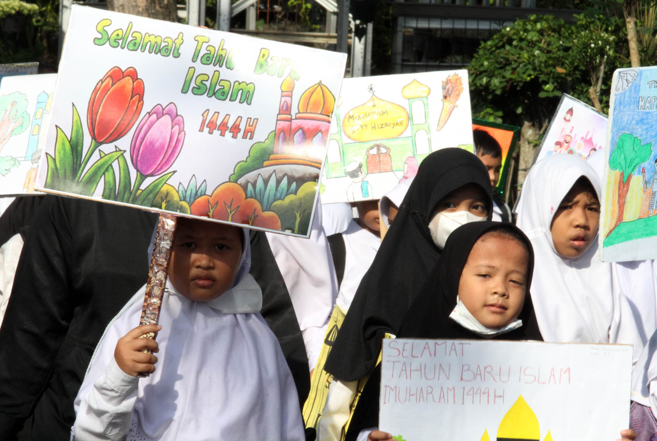 Sejumlah siswa SDN 4 Pinang mengikuti pawai menyambut Tahun Baru Islam 1 Muharram 1444 H di Pinang, Kota Tangerang, Banten, Jumat 29 Juli 2022. Pawai tersebut untuk menyambut Tahun Baru Islam 1444 H . Foto : Panji Asmoro/TrenAsia