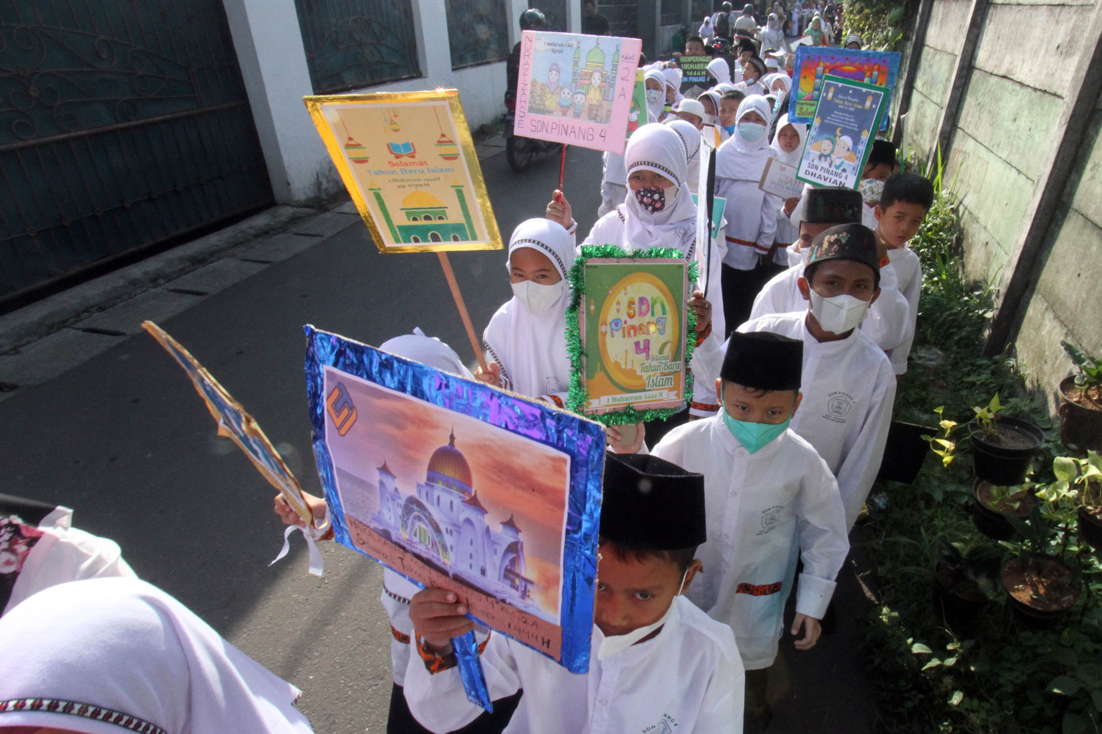 Sejumlah siswa SDN 4 Pinang mengikuti pawai menyambut Tahun Baru Islam 1 Muharram 1444 H di Pinang, Kota Tangerang, Banten, Jumat 29 Juli 2022. Pawai tersebut untuk menyambut Tahun Baru Islam 1444 H . Foto : Panji Asmoro/TrenAsia