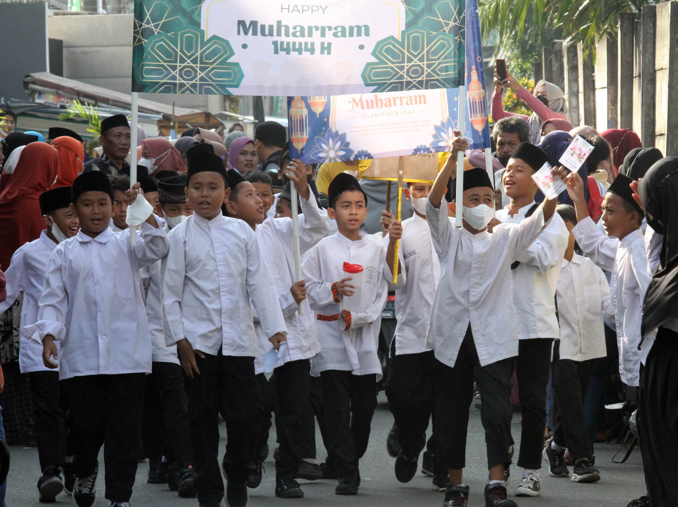 Sejumlah siswa SDN 4 Pinang mengikuti pawai menyambut Tahun Baru Islam 1 Muharram 1444 H di Pinang, Kota Tangerang, Banten, Jumat 29 Juli 2022. Pawai tersebut untuk menyambut Tahun Baru Islam 1444 H . Foto : Panji Asmoro/TrenAsia