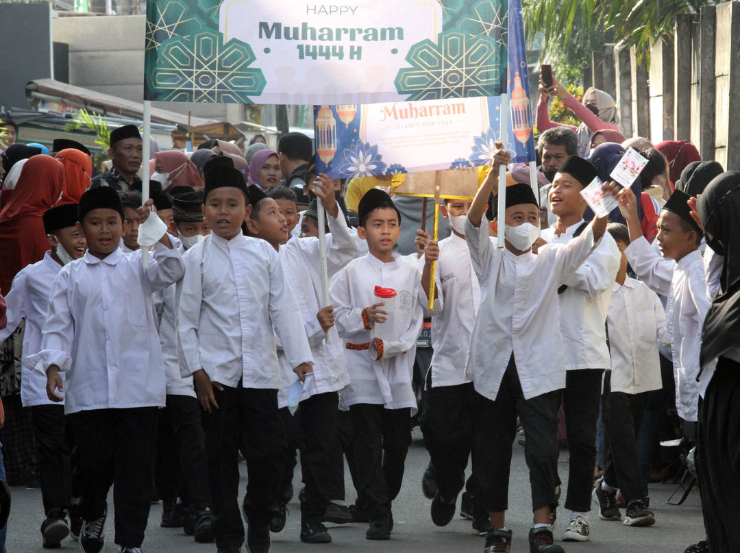 Sejumlah siswa SDN 4 Pinang mengikuti pawai menyambut Tahun Baru Islam 1 Muharram 1444 H di Pinang, Kota Tangerang, Banten, Jumat 29 Juli 2022. Pawai tersebut untuk menyambut Tahun Baru Islam 1444 H . Foto : Panji Asmoro/TrenAsia