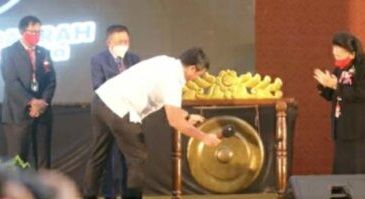 Wagub Steven memukul gong sebagai tanda dibukanya Musda Gereja Pantekostas di Sulut. (Foto:Istimewa)