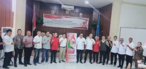 Bupati Limi Mokodompit foto bersama pengurus usai terpilih sebagai Ketua KONI Bolmong. (Foto:Istimewa)