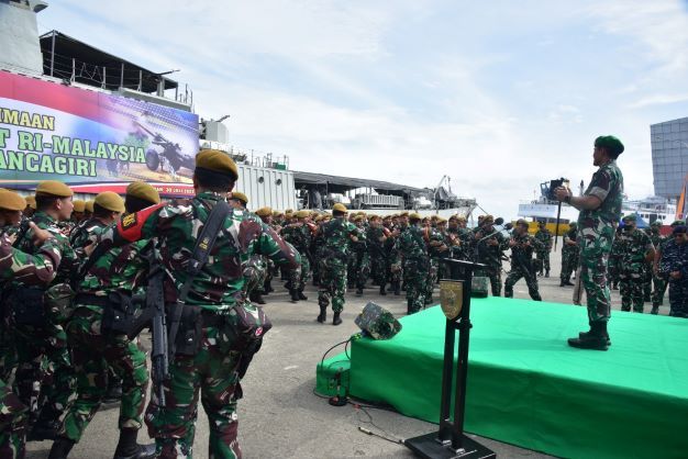 Satgas Pamtas Darat RI-Malaysia tiba di Balikpapan, dismabut Pangdam VI/Mlw Mayjen TNI Tri Budi Utomo. Foto: Kodam VI/Mlw