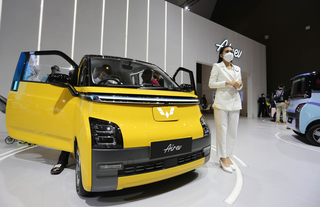 Nampak sejumlah pengunjung tengah menyaksikan Pameran kendaraan listrik Periklindo Electric Vehicles Show (PEVS) 2022 di Hall C JIExpo Kemayoran yang menampilkan berbagai model kendaraan listrik terbaru, baik mobil, motor, maupun bus. Acara ini akan berlangsung hingga tanggal 31 Juli 2022. Foto : Panji Asmoro/TrenAsia