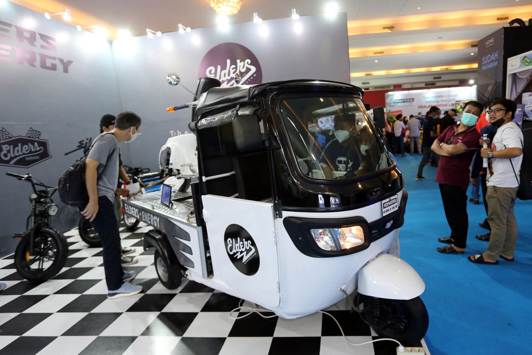 Nampak sejumlah pengunjung tengah menyaksikan Pameran kendaraan listrik Periklindo Electric Vehicles Show (PEVS) 2022 di Hall C JIExpo Kemayoran yang menampilkan berbagai model kendaraan listrik terbaru, baik mobil, motor, maupun bus. Acara ini akan berlangsung hingga tanggal 31 Juli 2022. Foto : Panji Asmoro/TrenAsia