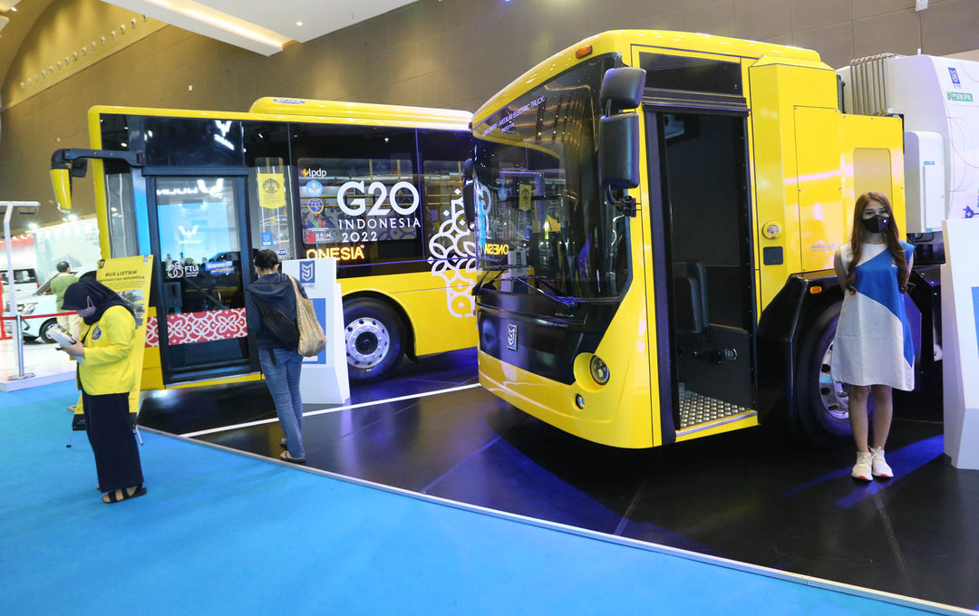 Nampak sejumlah pengunjung tengah menyaksikan Pameran kendaraan listrik Periklindo Electric Vehicles Show (PEVS) 2022 di Hall C JIExpo Kemayoran yang menampilkan berbagai model kendaraan listrik terbaru, baik mobil, motor, maupun bus. Acara ini akan berlangsung hingga tanggal 31 Juli 2022. Foto : Panji Asmoro/TrenAsia