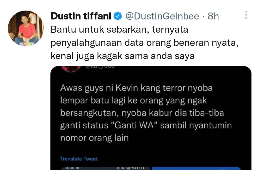Tangkapan layar akun Twitter komedian Dustin Tiffani yang mengumumkan akun WA miliknya diambilalih seseorang. Foto: Twitter @DustinTifani