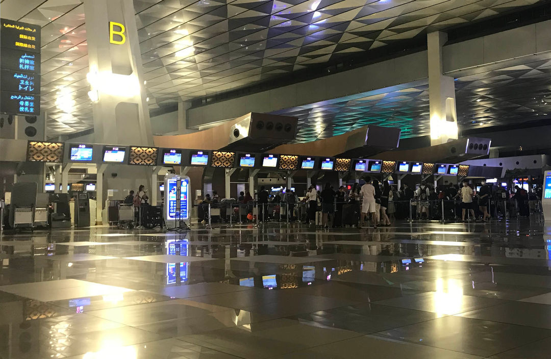 Nampak aktifitas calon penumpang di check in area Bandara Soekarno Hatta Tangerang, Banten. Mulai tanggal 1 Agustus 2022 tarif airport tax akan mengalami penyesuaian,Minggu 31 Juli 2022. Foto : Panji Asmoro/TrenAsia