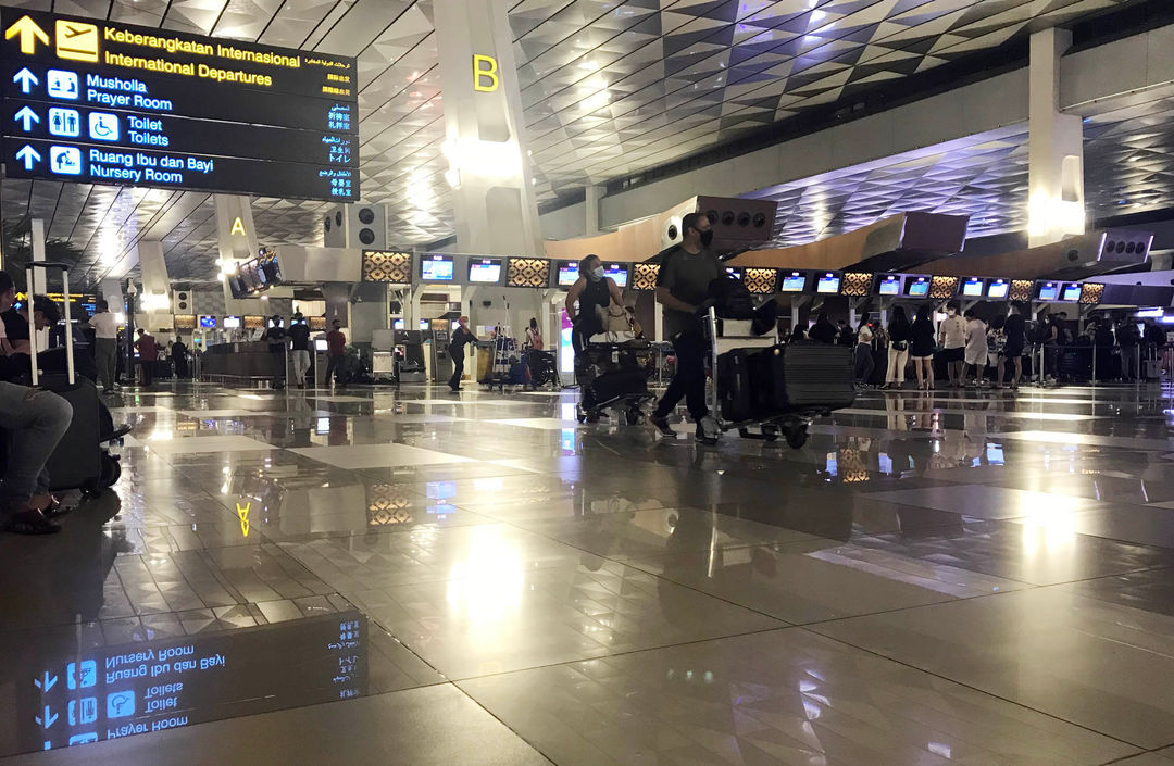 Nampak aktifitas calon penumpang di check in area Bandara Soekarno Hatta Tangerang, Banten. Mulai tanggal 1 Agustus 2022 tarif airport tax akan mengalami penyesuaian,Minggu 31 Juli 2022. Foto : Panji Asmoro/TrenAsia