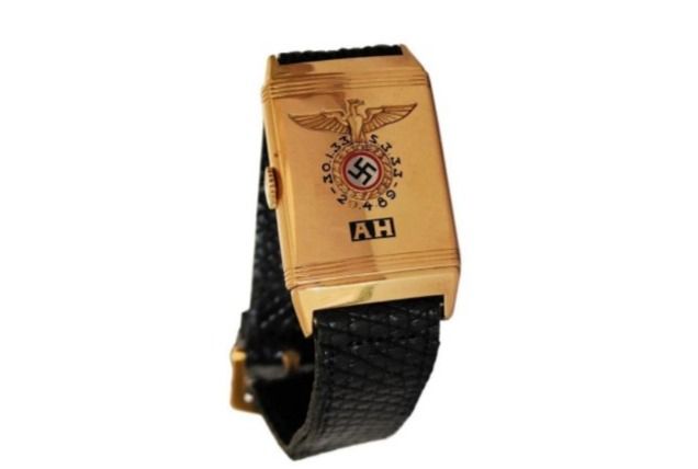 Sebuah arloji milik pemimpin Nazi Adolf Hitler terjual seharga Rp16 miliar.