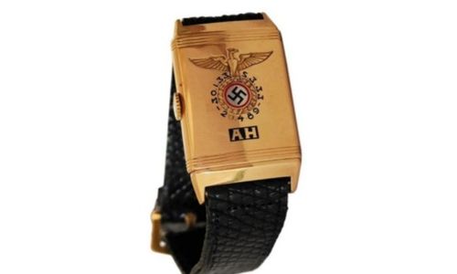 Sebuah arloji milik pemimpin Nazi Adolf Hitler terjual seharga Rp16 miliar.