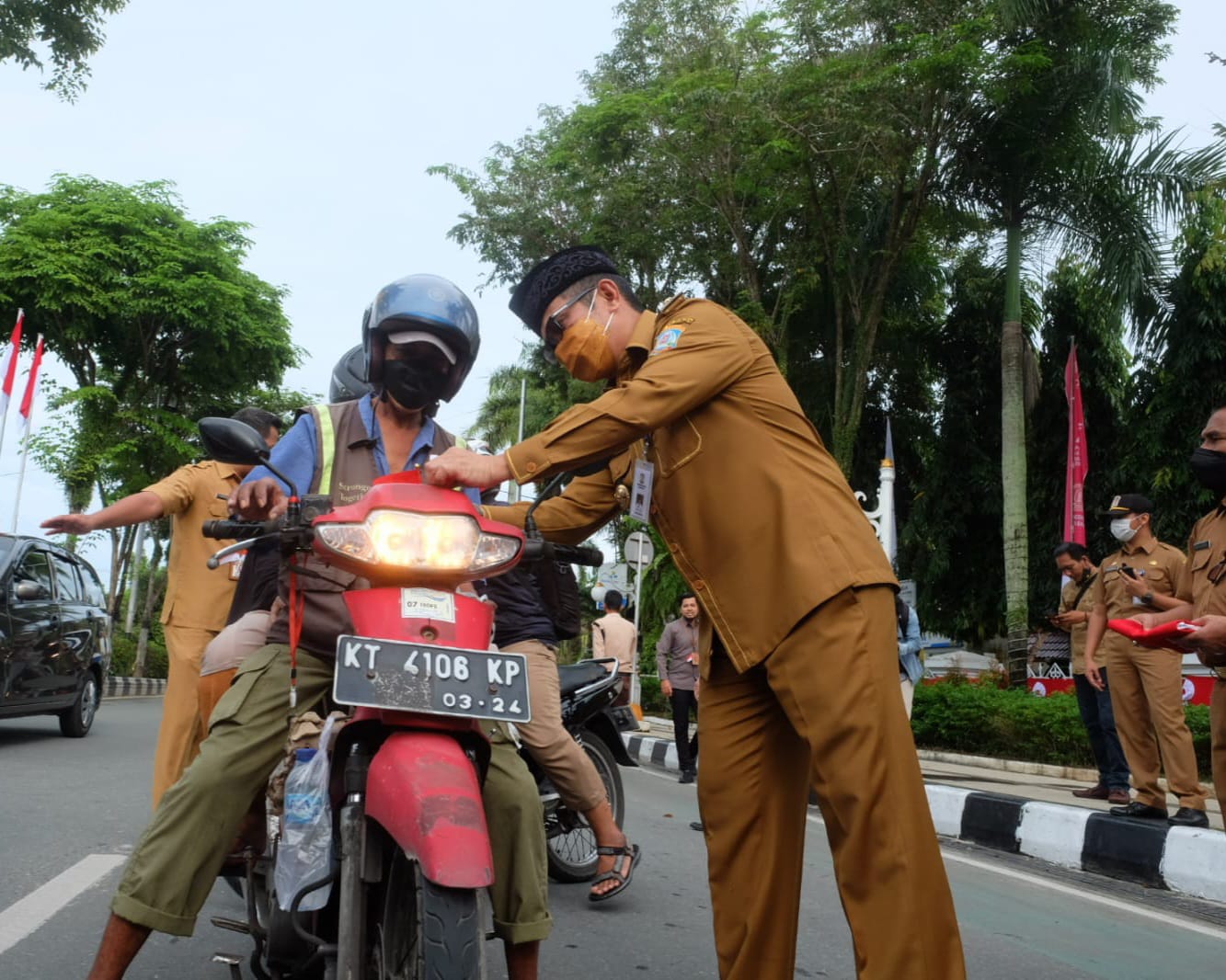 Wali Kota Balikpapan Rahmad Mas'ud ketika membagikan bendera merah putih ke pengendara, Senin, 1 Agustus 2022