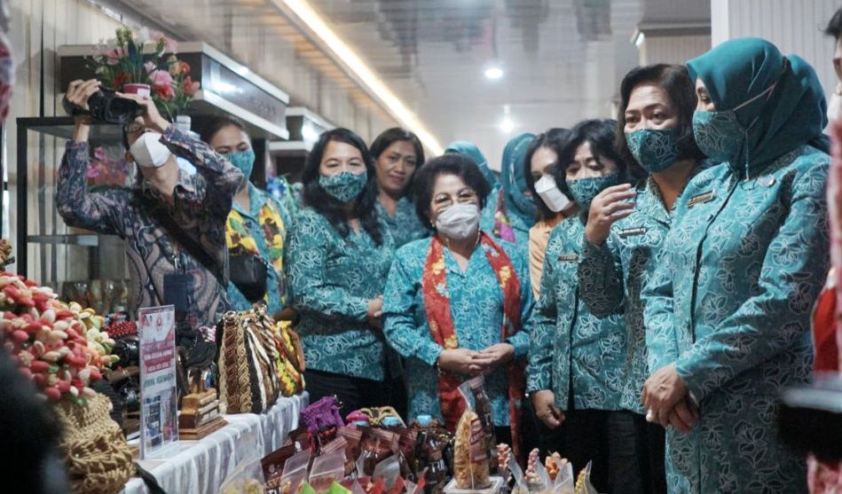 Ketum TP PKK Pusat, Ny Tri Tito Karnavian (pertama dari kiri) saat melihat hasil kerajinan tangan TP-PKK Kota Bitung. (Foto:Istimewa)