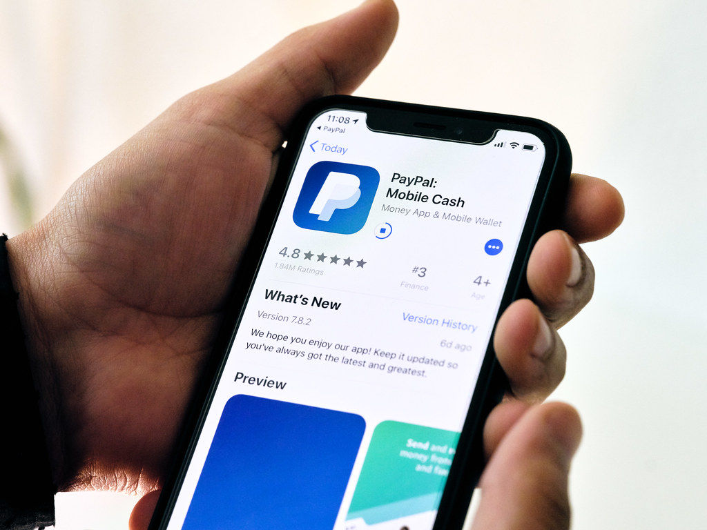 Ilustrasi aplikasi PayPal