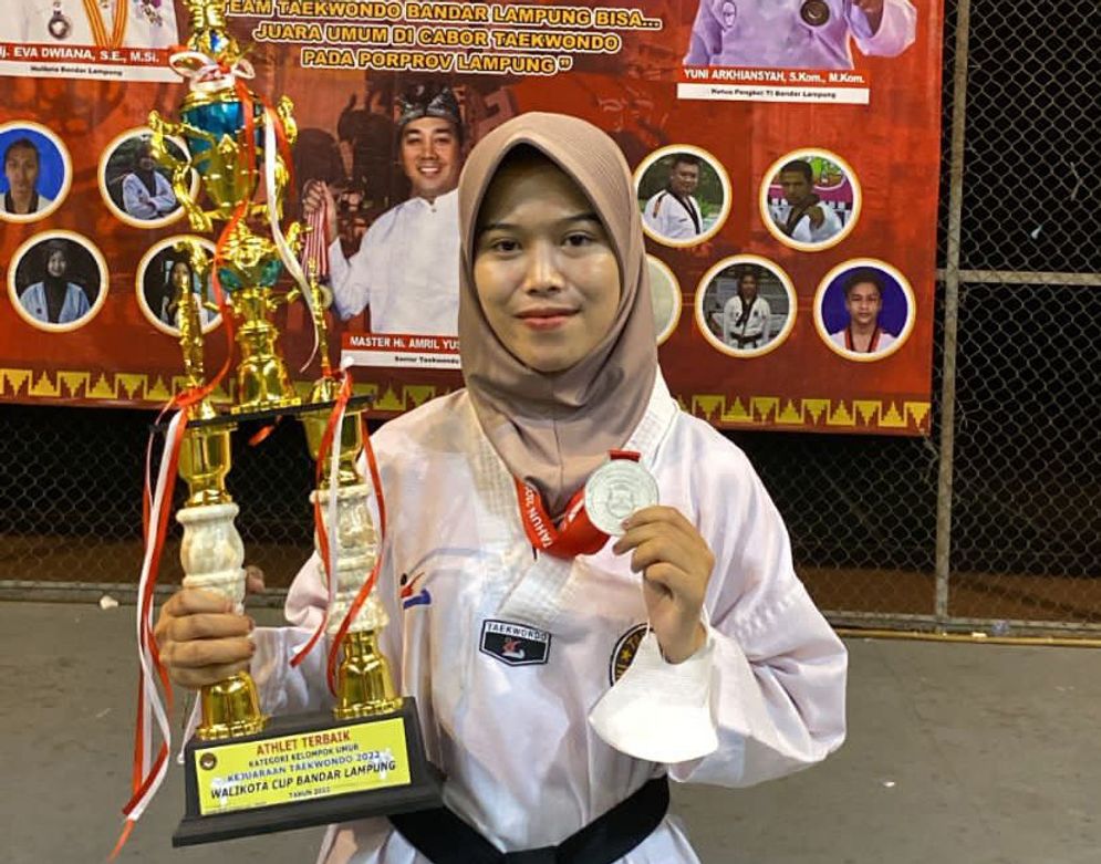 Felly Octavia mahasiswi Prodi Akuntansi IIB Darmajaya berhasil menjadi juara dalam Kejuaraan Taekwondo Wali Kota Cup 2022.