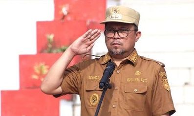 Wakil Wali Kota Manado, dr. Richard Sualang saat memimpin apel perdana bulan Agustus tahun 2022 di lapangan Sparta Tikala. (Foto:Istimewa)