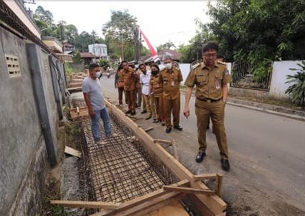 Wali Kota Manado Andrei Angouw meninjau perbaikan drainase di Kelurahan Taas, Kecamatan Tikala. (Foto:Istimewa)