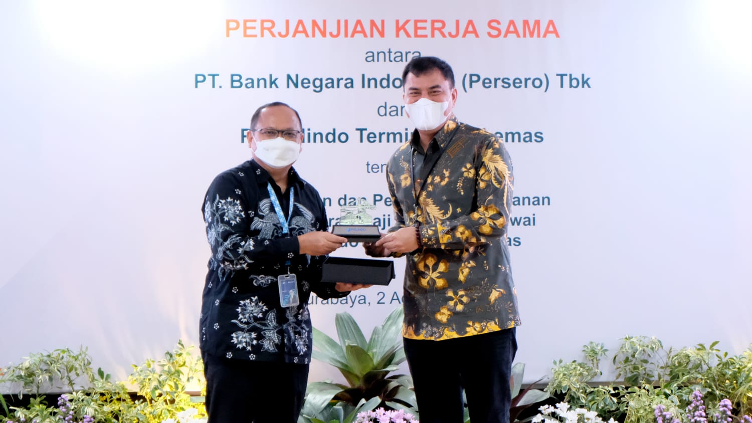 JAKARTA -- (Ki-ka) General Manager Divisi Penjualan BNI Efrizal dan Direktur SDM Pelindo Terminal Petikemas Edi Priyanto dalam Penandatanganan Perjanjian Kerja Sama Penyediaan Jasa Penyaluran Gaji (payroll) Bagi Karyawan Pelindo III oleh BNI di Kantor Wilayah 06 BNI, Selasa (02/08/2022). BNI memiliki berbagai solusi serta kemudahan fasilitas untuk produk konsumer dan berharap dapat membantu semua pegawai Pelindo Terminal Petikemas untuk Go Produktif.